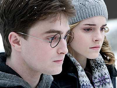 Emma+watson+and+daniel+radcliffe+harry+potter+and+the+deathly+hallows+part+1+kiss